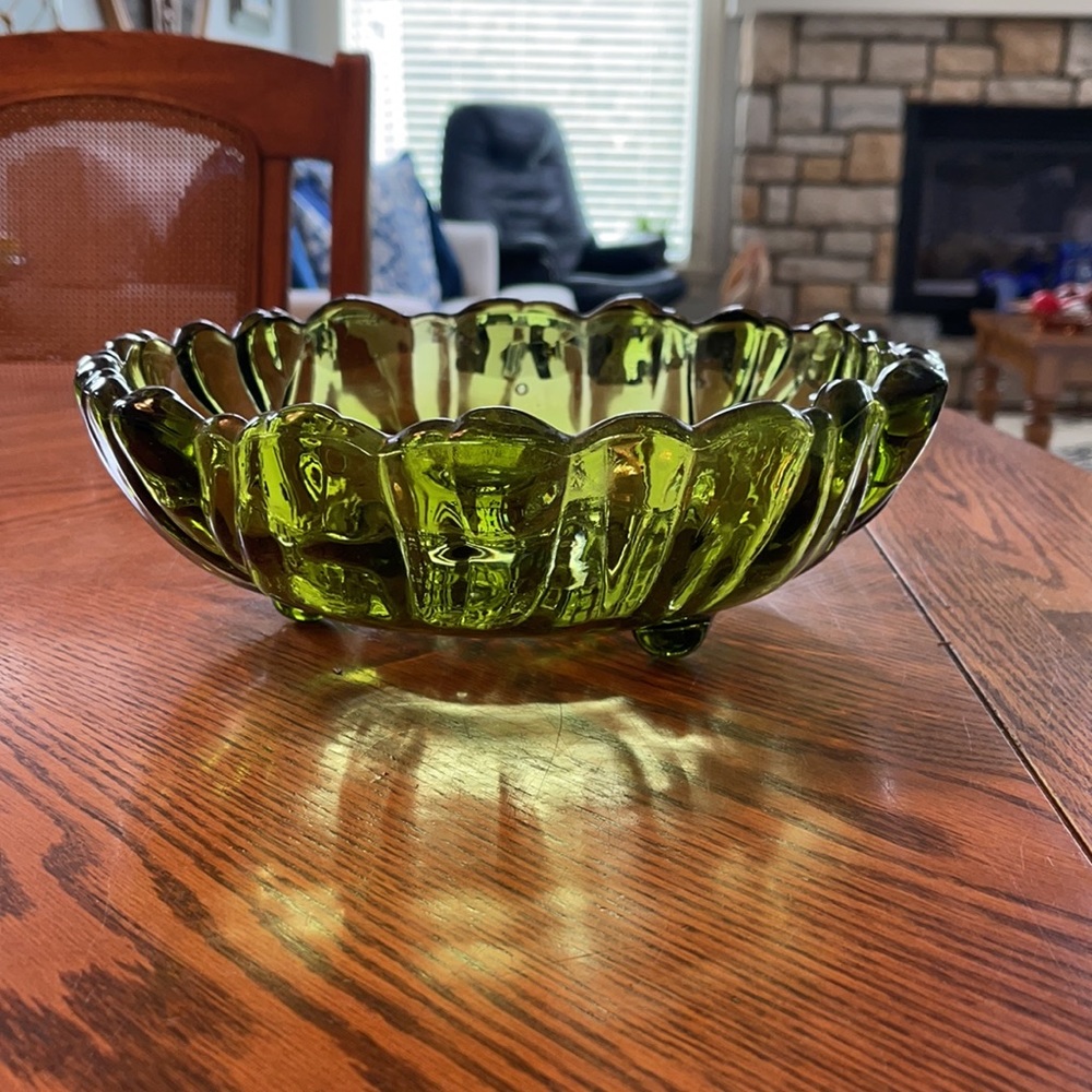 Vintage 3 footed olive green fruit bowl - Picture 2 of 4
